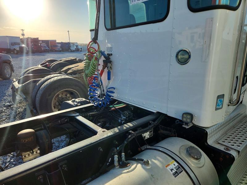 2016 Kenworth T300 Semi Truck