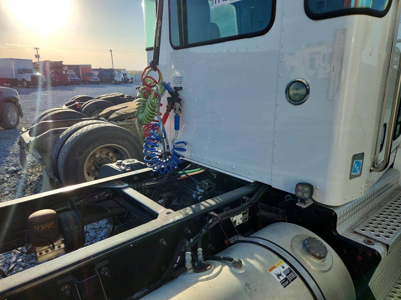 2016 Kenworth T300 Semi Truck