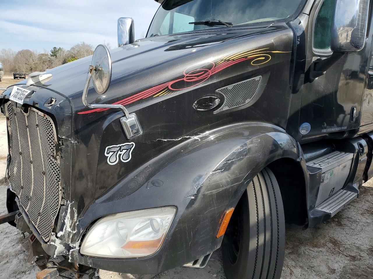 2015 Peterbilt Tractor 587-Semi Truck