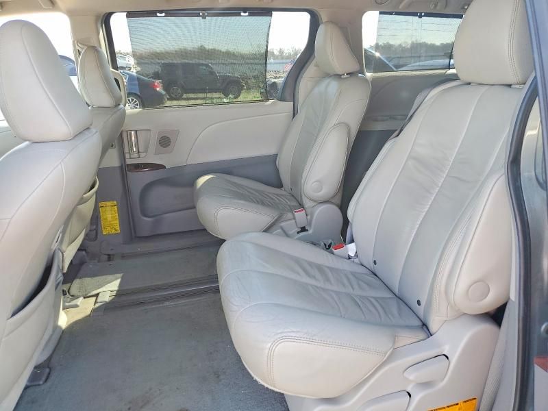 2011 Toyota Sienna xle 8-passenger