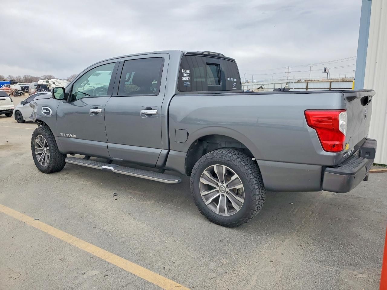 2017 Nissan Titan sv