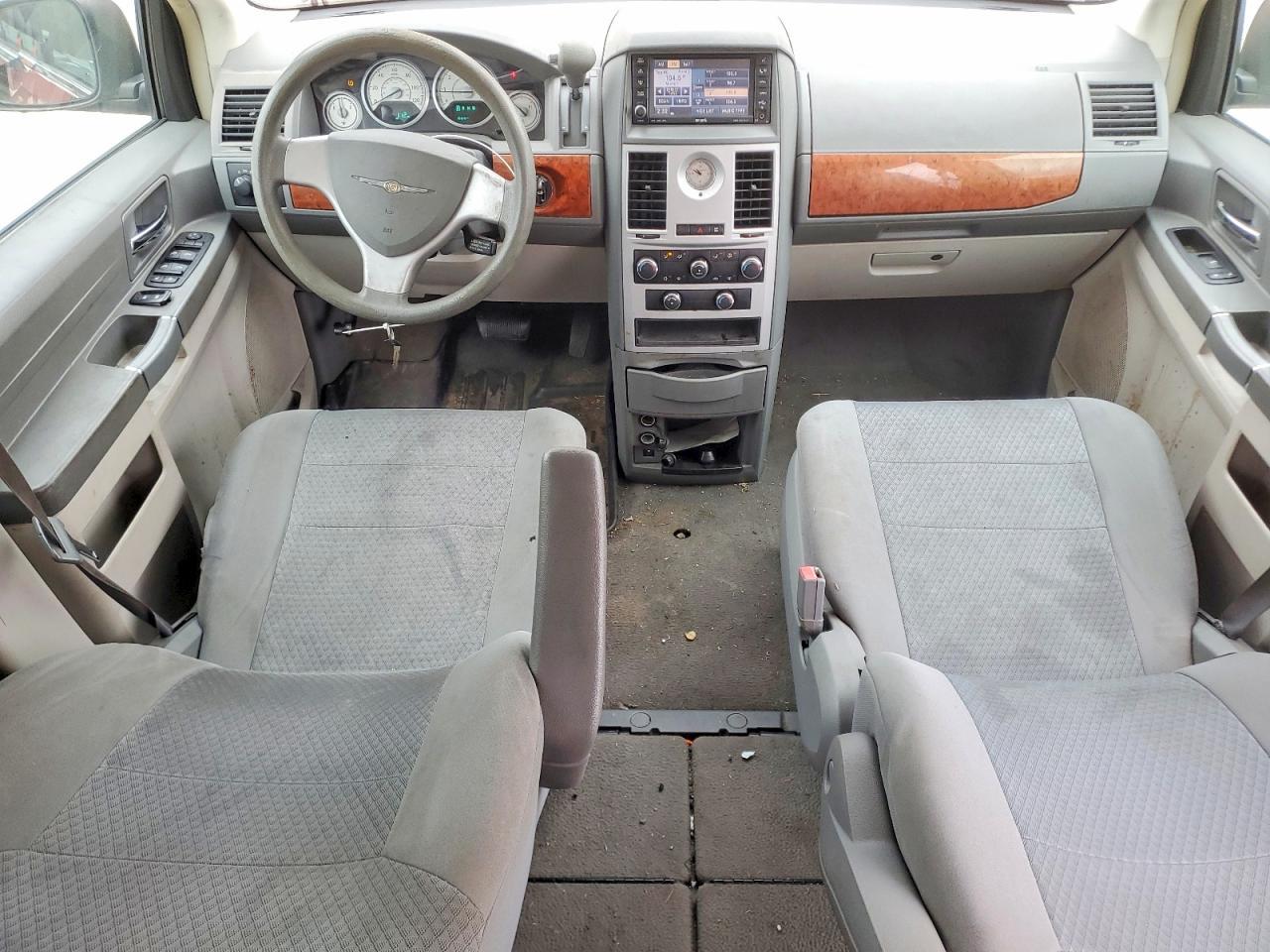 2009 Chrysler Town & Country lx