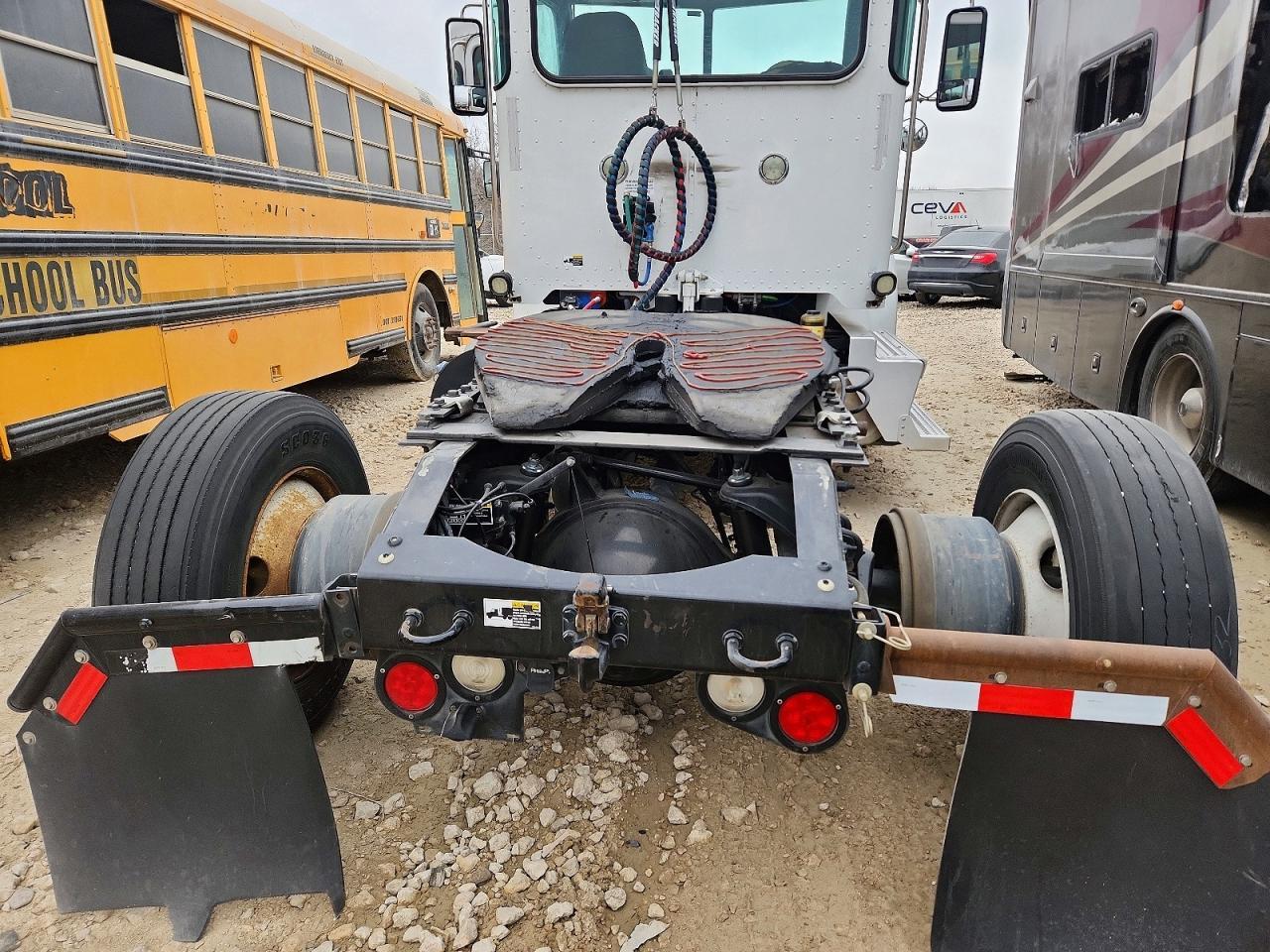 2018 Peterbilt 348 Semi Truck