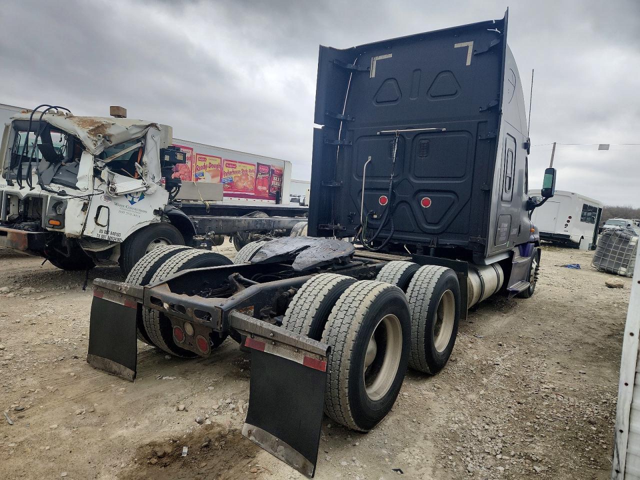 2013 Freigliner 2013 Freightliner Cascadia Semi Truck