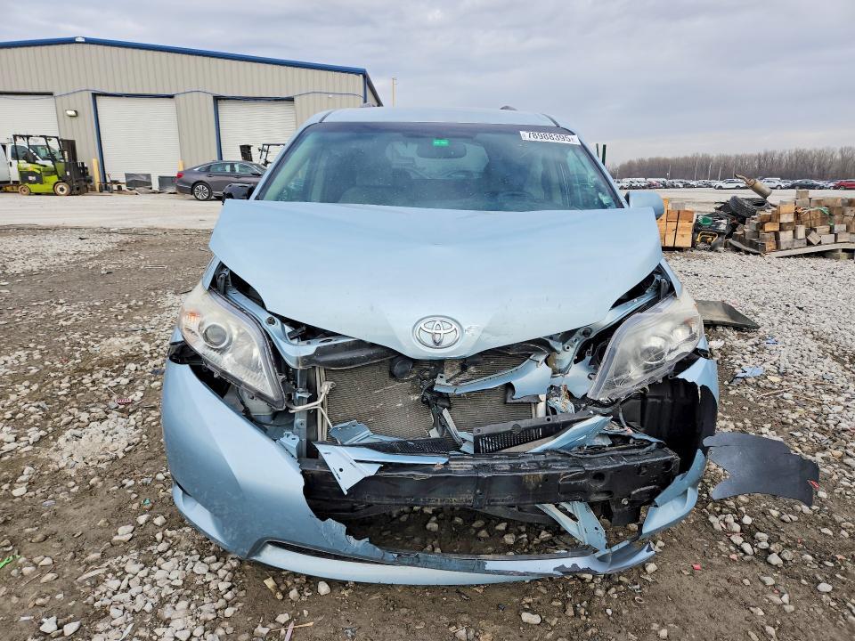 2016 Toyota Sienna le 8 Passenger