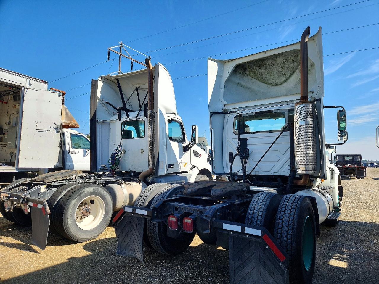 2011 International 8600 Semi Truck
