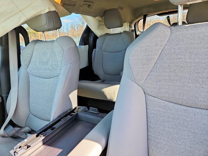 2025 Toyota Sienna le 8-passenger