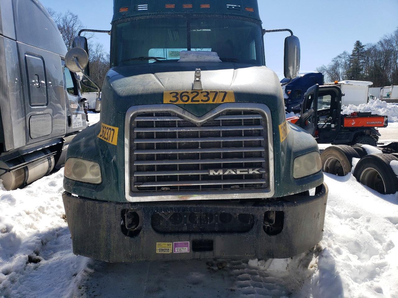 2017 Mack CXU613 Semi Truck