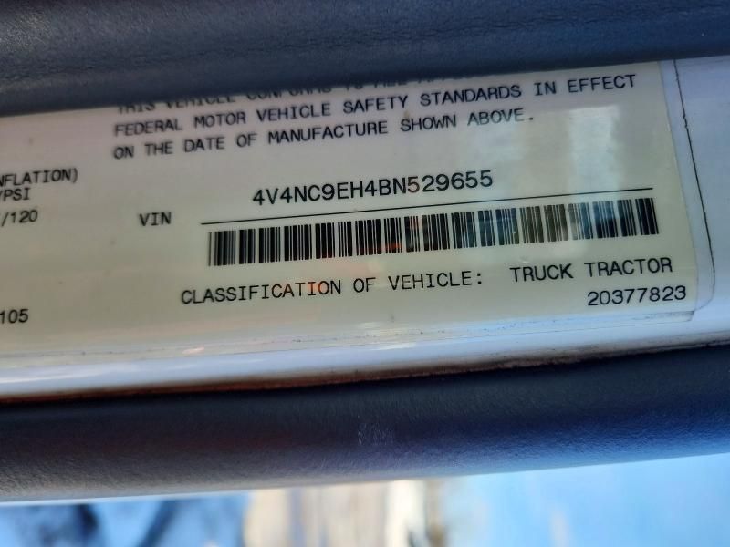 2011 Volvo VNL Semi Truck