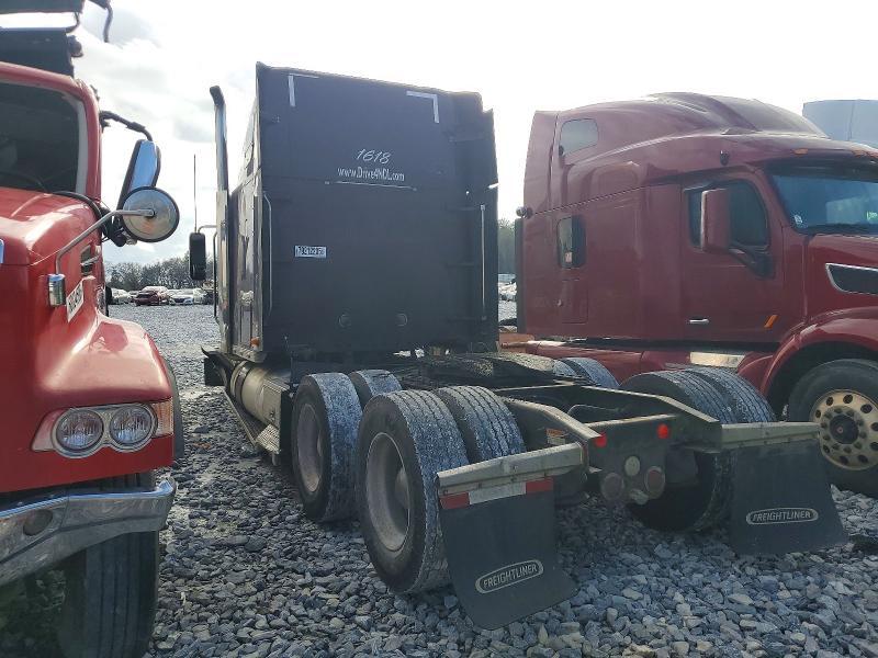 2016 Freightliner Coronado Semi Truck