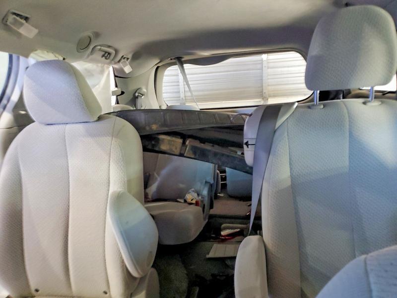 2011 Toyota Sienna le