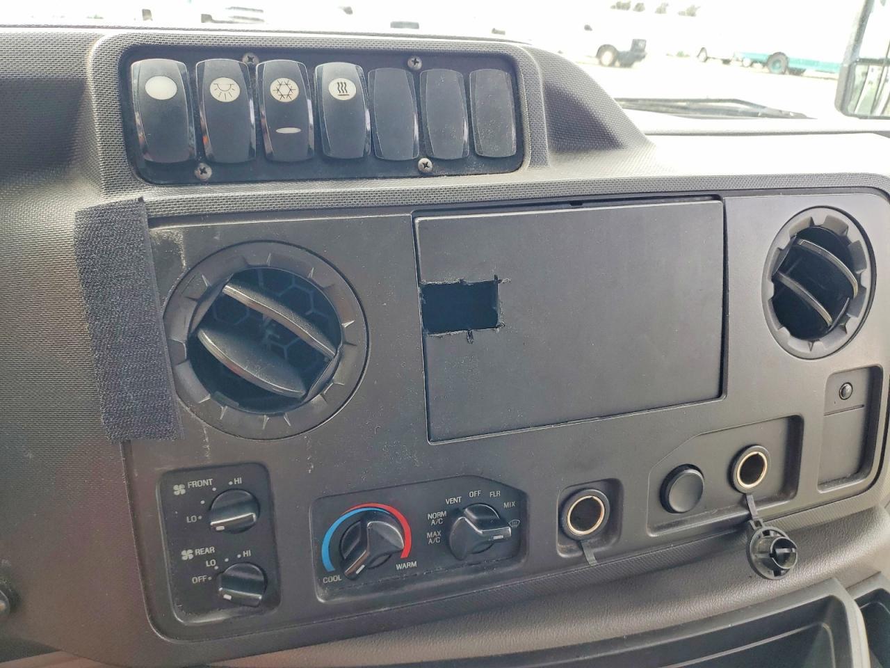 2017 Ford Econoline E450 Super Duty Cutaway Van