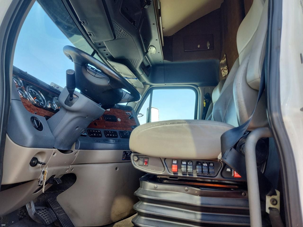 2018 Freightliner Cascadia 1 BOX Truck