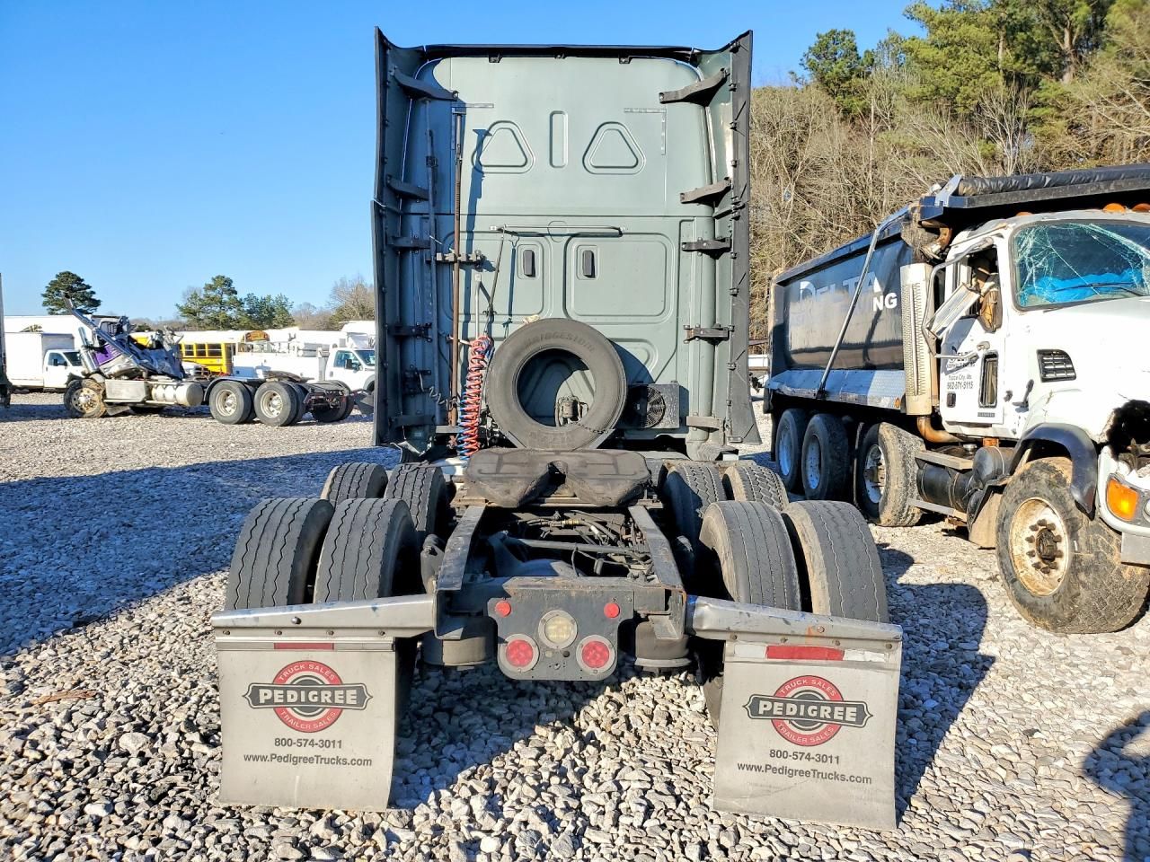 2018 Freightliner Cascadia 126 Semi Truck