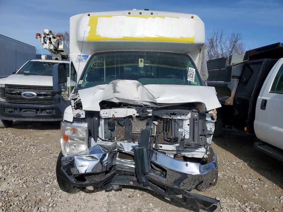 2017 Ford Econoline E450 Super Duty Cutaway Van