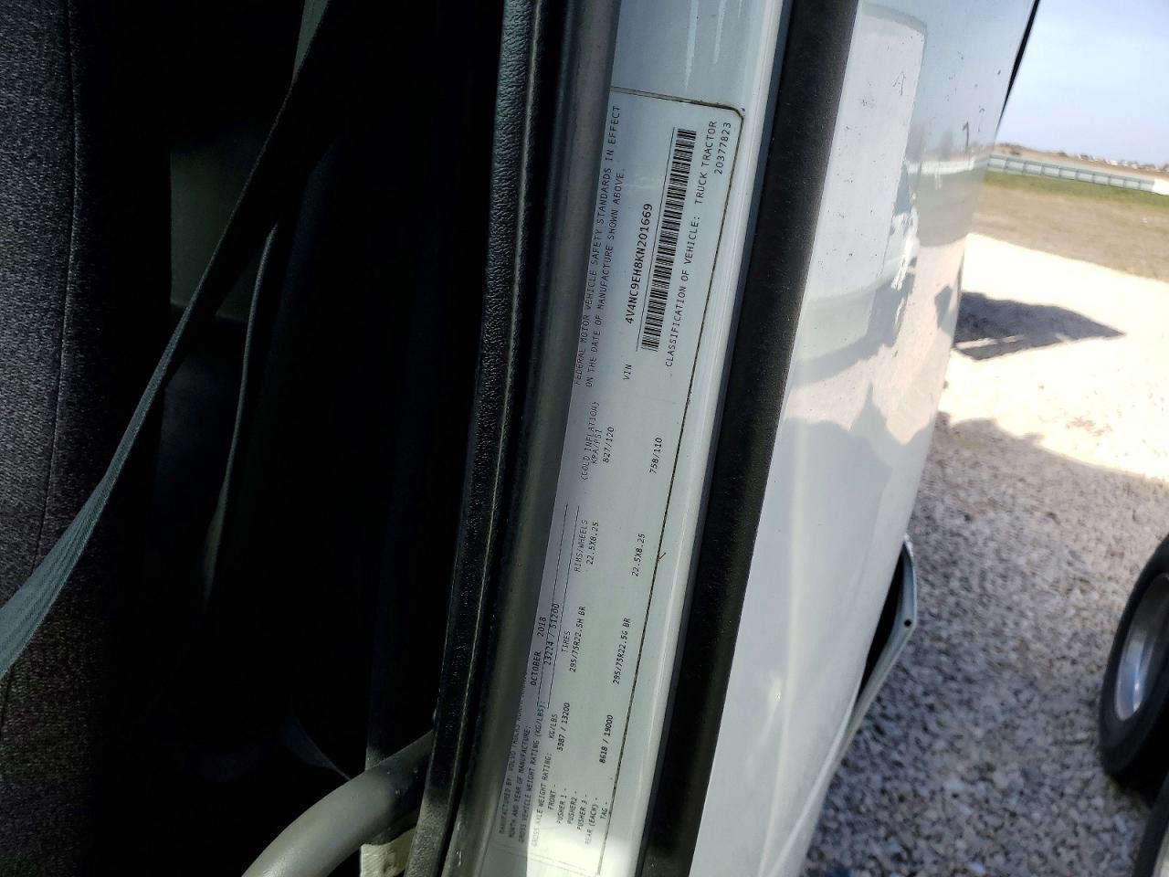 2019 Volv O VNL Semi Truck