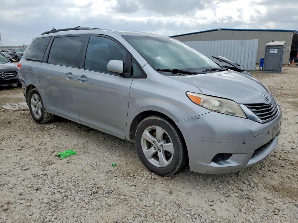 2011 Toyota Sienna le 8-passenger