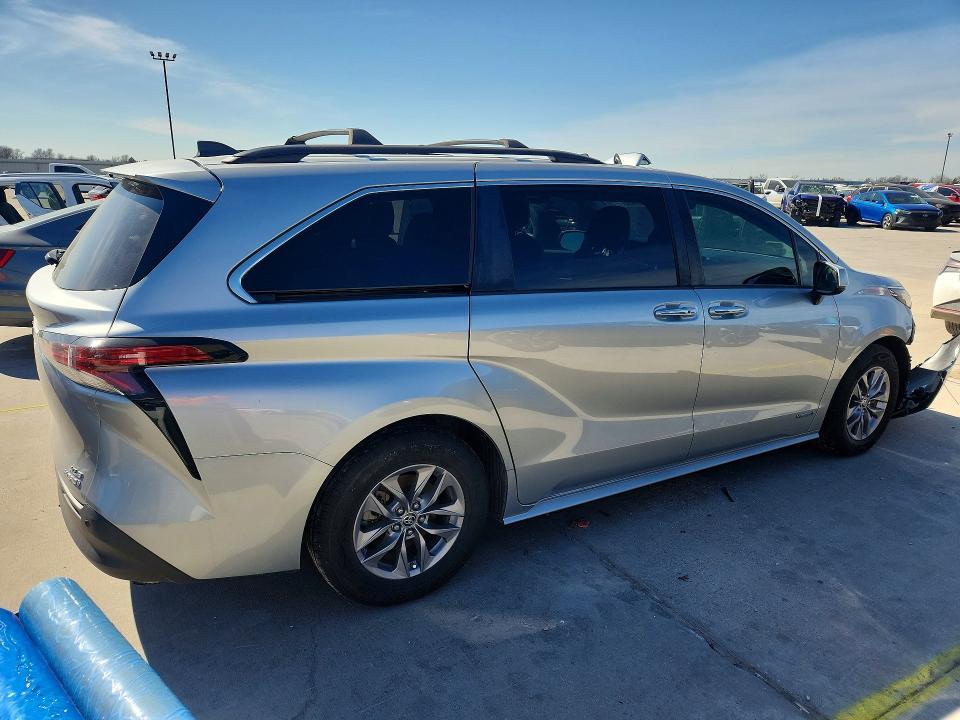 2021 Toyota Sienna xle