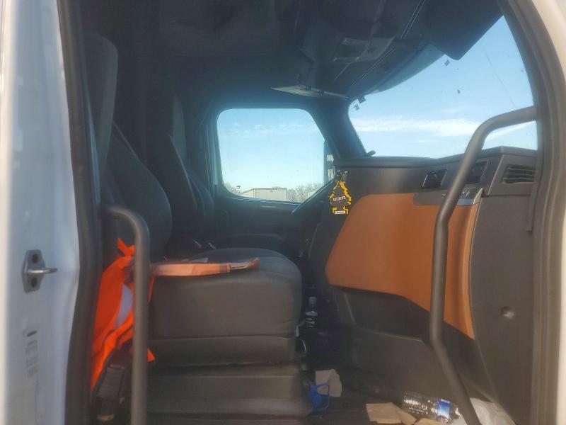 2020 Freigliner Cascadia 126