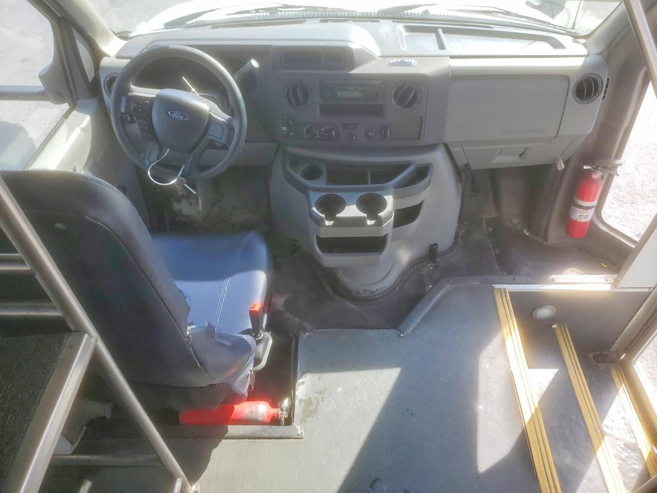 2022 Ford Econoline E350 Super Duty Cutaway Van