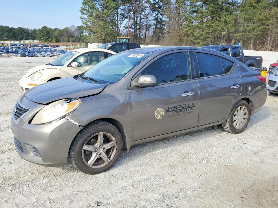 2013 Nissan Versa sv
