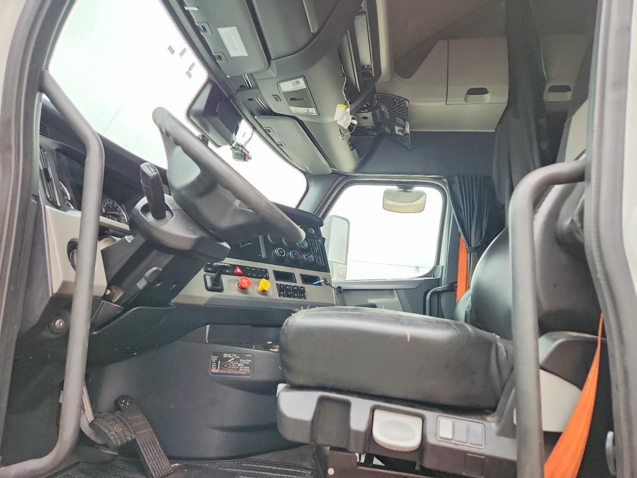 2020 Freigliner 2020 Freightliner Cascadia 126 Semi Truck
