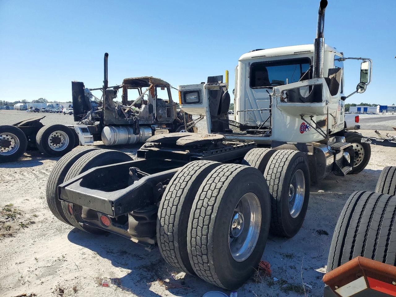 2011 Mack CHU613 Semi Truck