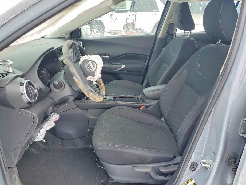 2022 Nissan Kicks sv