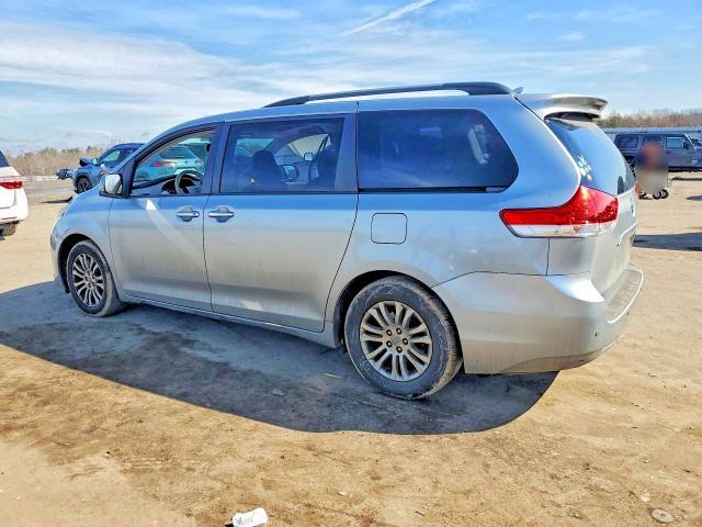 2011 Toyota Sienna xle 8-passenger