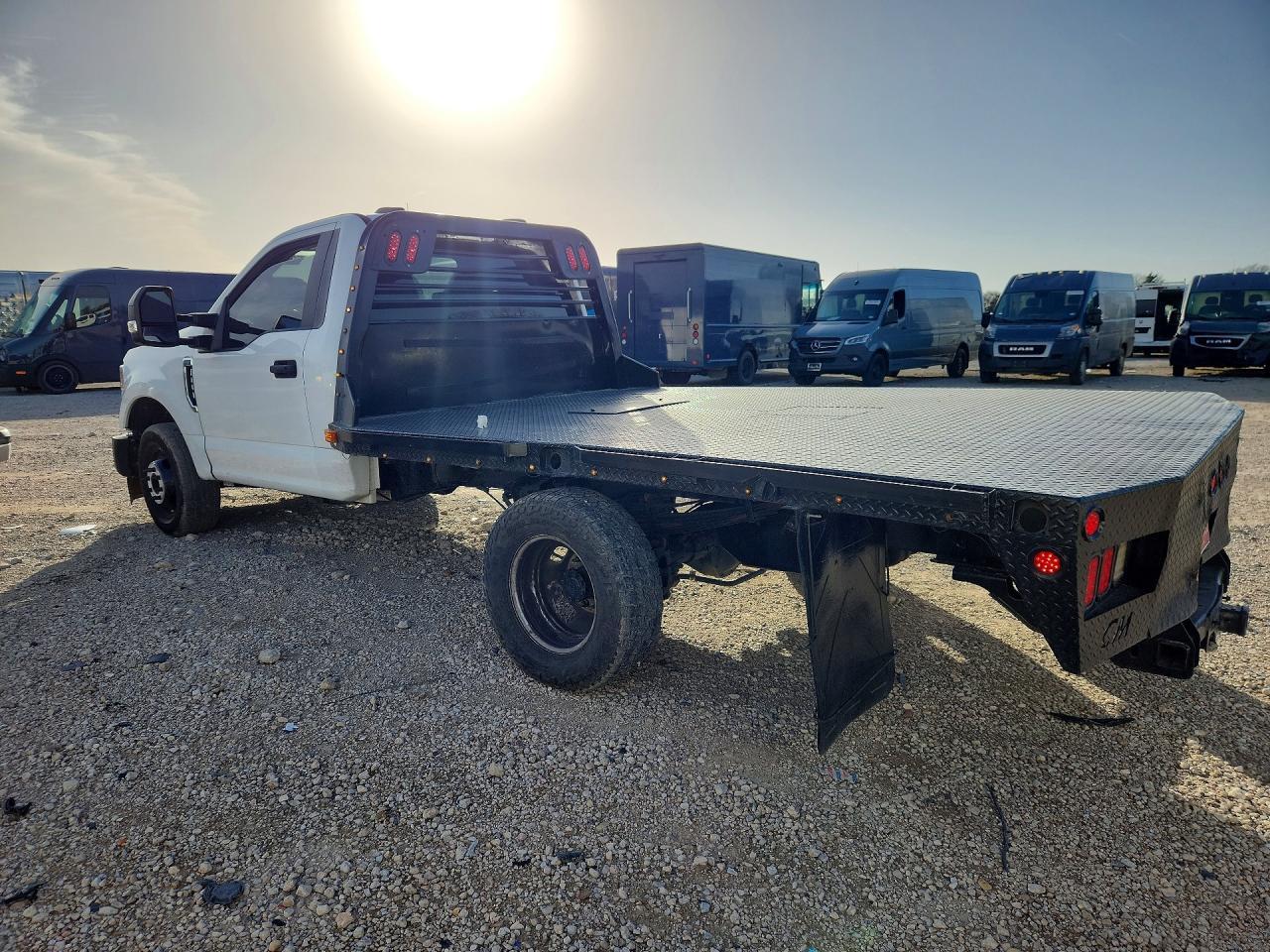 2022 Ford F350 Super Duty Flatbed Truck