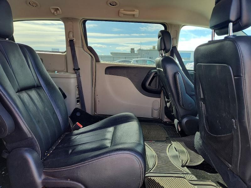 2016 Chrysler Town & Country Touring