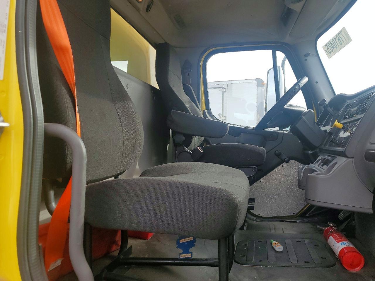 2016 Freightliner Business Class M2 BOX Truck