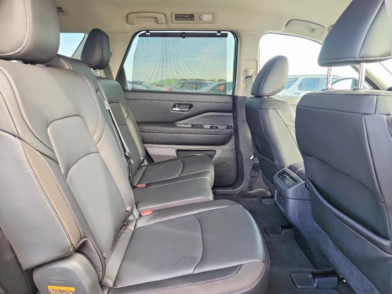 2025 Nissan Pathfinder sl