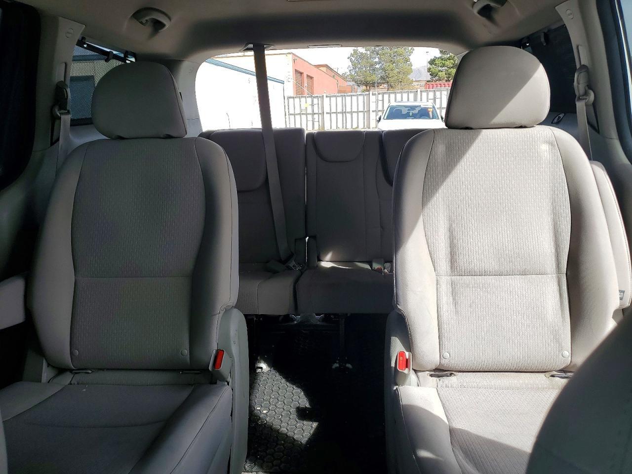 2016 KIA Sedona lx