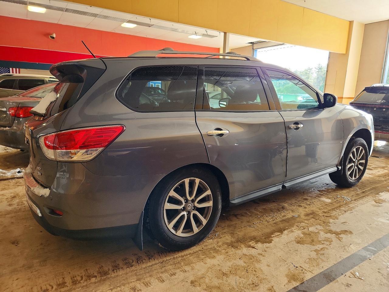 2016 Nissan Pathfinder sv