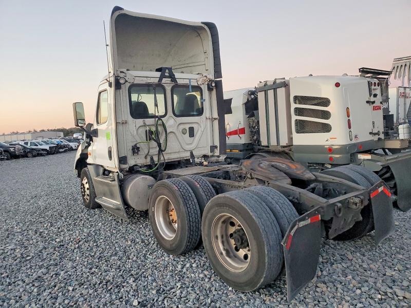 2015 Freigliner 2015 Freightliner Cascadia Semi Truck