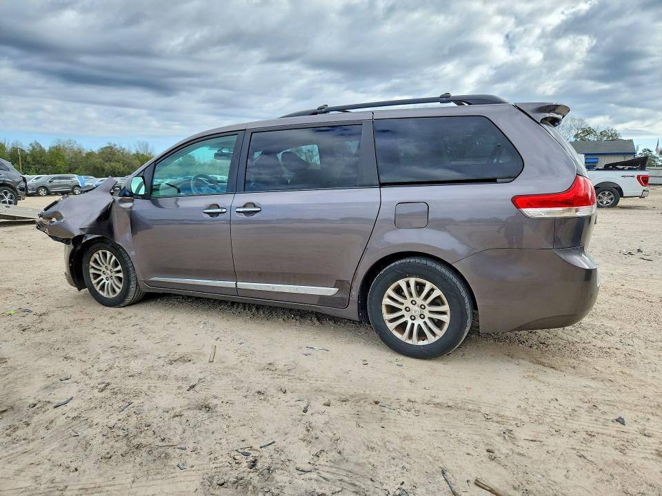 2011 Toyota Sienna xle 8-passenger