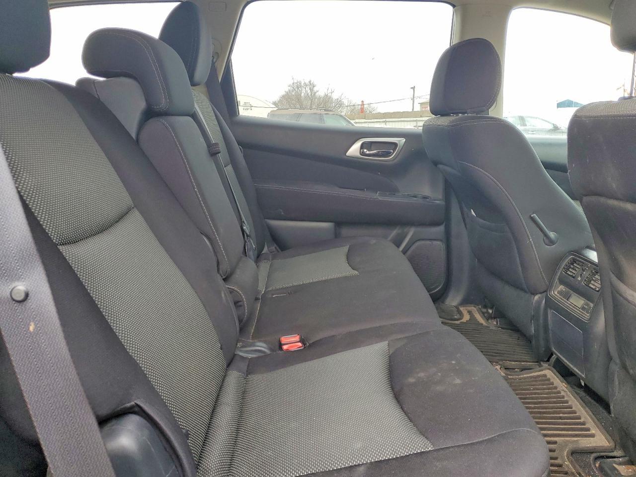 2017 Nissan Pathfinder s
