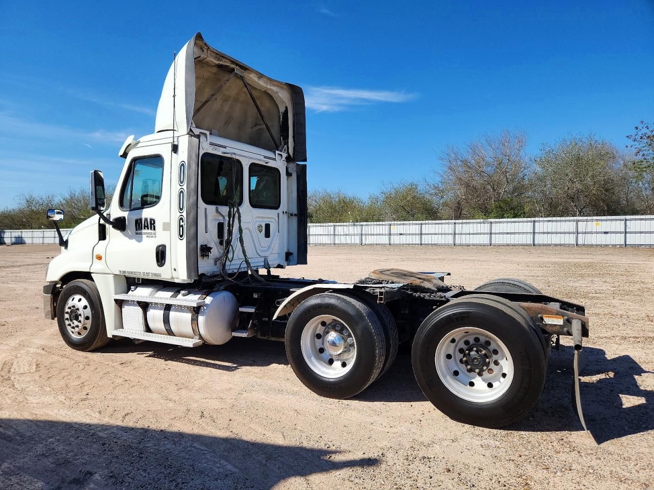 2016 Freightliner Cascadia 1-Semi Truck