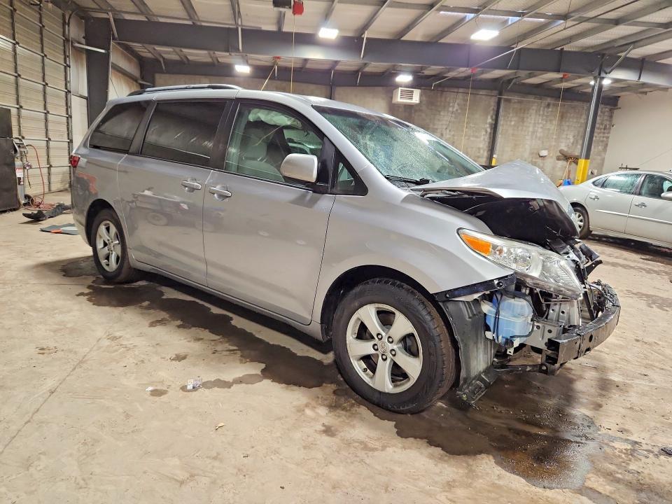 2015 Toyota Sienna le 8-passenger