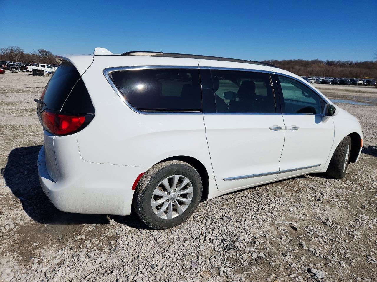 2017 Chrysler Pacifica Touring l