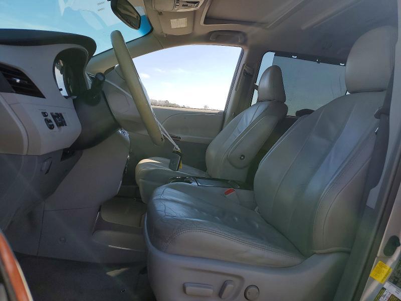 2011 Toyota Sienna xle 8-passenger