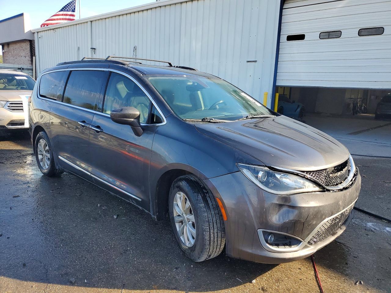 2017 Chrysler Pacifica Touring l