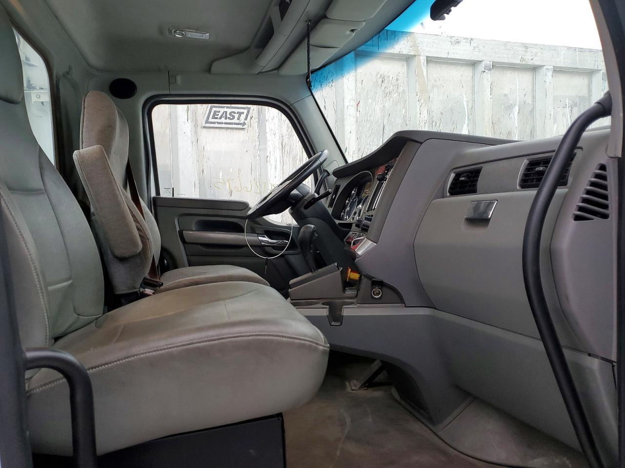 2016 Kenworth T680 Semi Truck