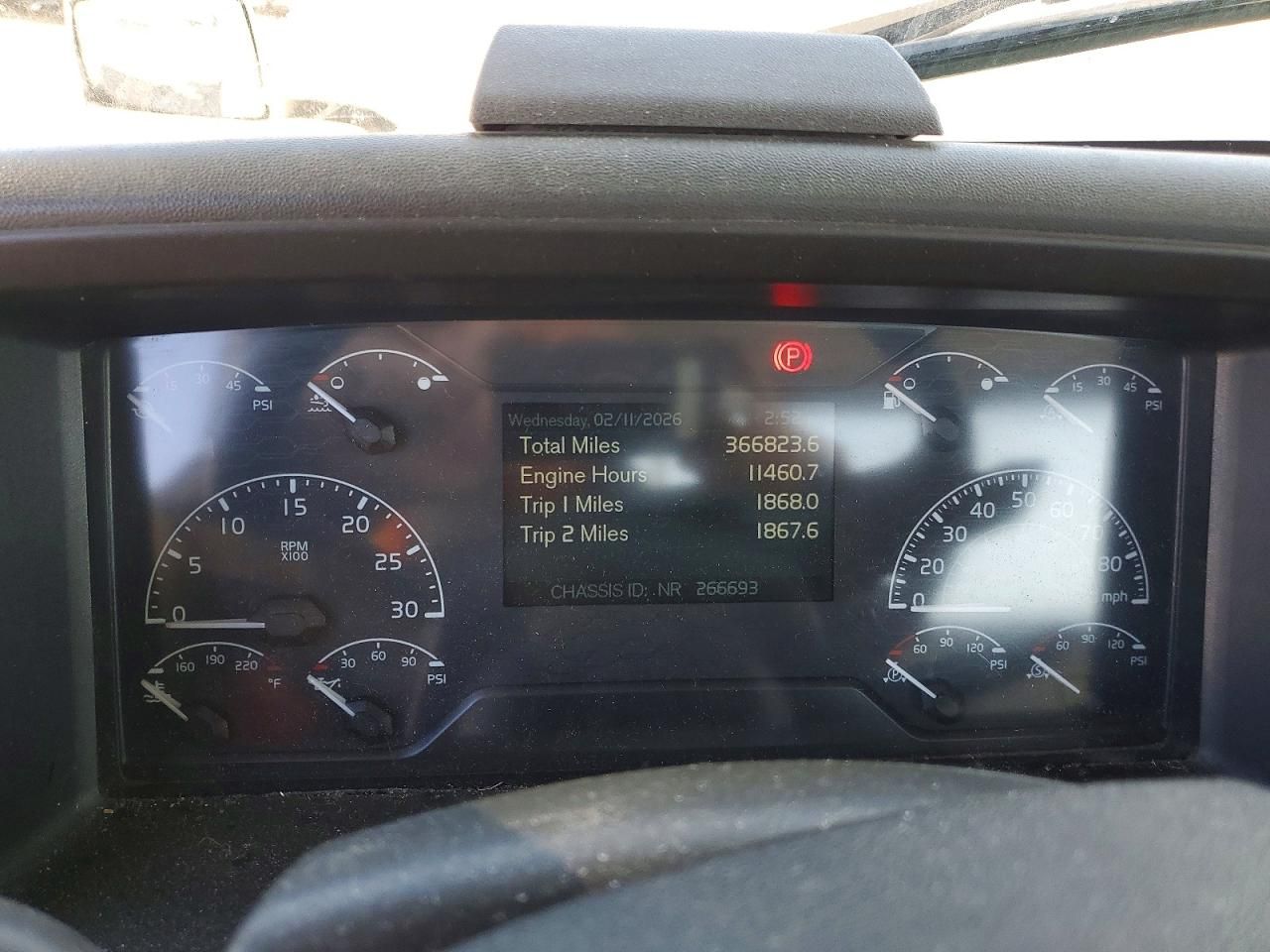 2020 Volvo VNR Semi Truck