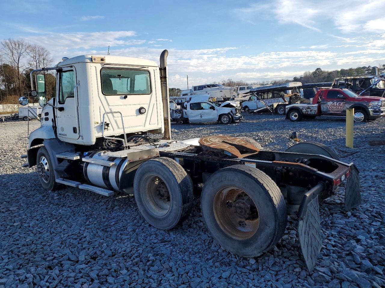 2015 Mack CXU613 Semi Truck
