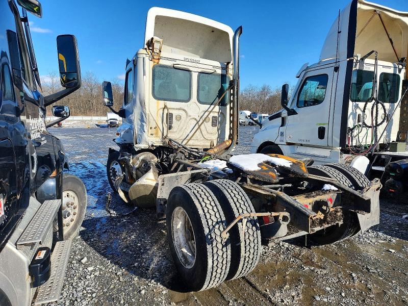 2012 Freightliner Cascadia Semi Truck