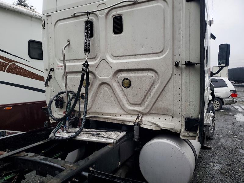2012 Freigliner 2012 Freightliner Cascadia 1-Semi Truck