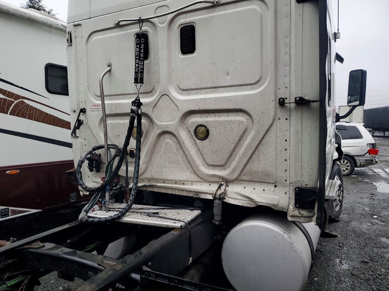 2012 Freigliner 2012 Freightliner Cascadia 1-Semi Truck