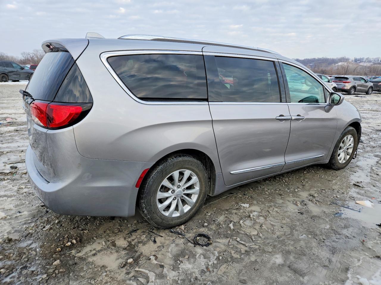 2018 Chrysler Pacifica Touring l